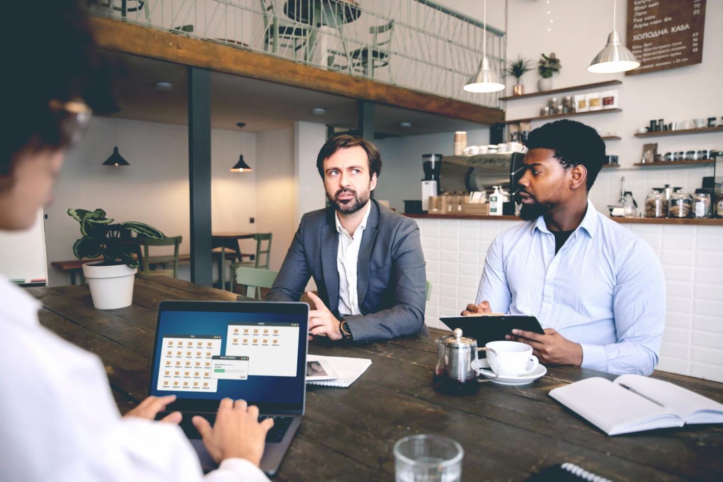 Equipo de orenyxalo trabajando en estrategias de colaboración empresarial