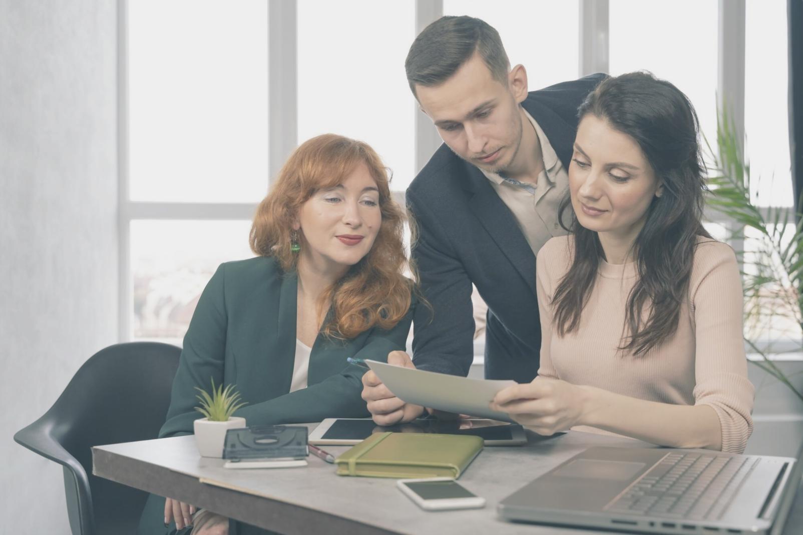 Reunión con cliente evaluando opciones de colaboración financiera